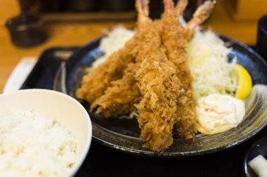 Haşlanmış pirinç ve karides tempura, Japon yemeği.