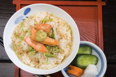 Somon balığı baharatlı pirinç kasesinin üzerinde dinleniyor.