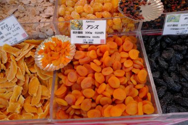 Pazarda satılık kuru meyveler.