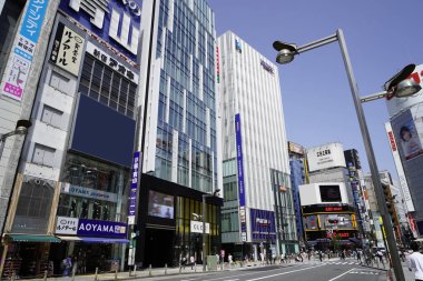 Harajuku İstasyonu, Shibuya, Tokyo, Japonya yakınlarındaki mağazalar ve iş binalarıyla şehir manzarası