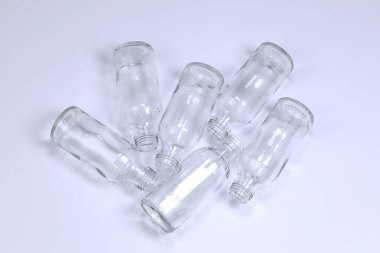 Açık arkaplanda şeffaf cam şişeler