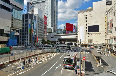 Shibuya istasyonunun güney çıkışındaki sokak manzarası, Japonya