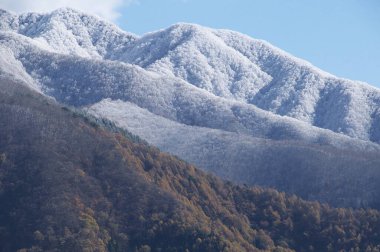 Karla kaplı dağların güzel manzarası
