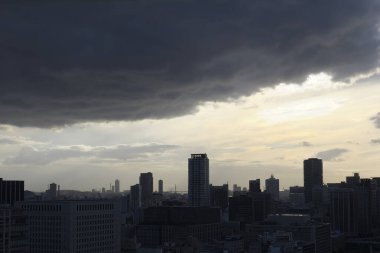 Güzel bulutlu gökyüzü manzarası ve şehir silüeti