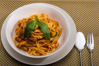  domates soslu makarna, peynir ve fesleğen