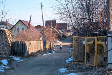 Köy manzarası boyunca uzanan toprak yol.
