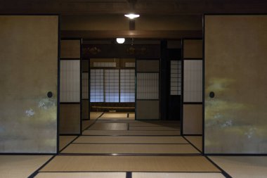 Sürgülü kapıları olan geleneksel Japon odasının iç manzarası.