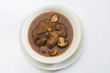 Beyaz tabakta ev yapımı mantar güveci.