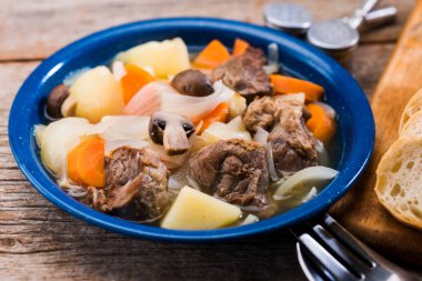 Et, patates, havuç ve mantarlı ev yapımı güveç.