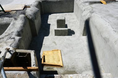 Beton ve beton bloklu inşaat alanı