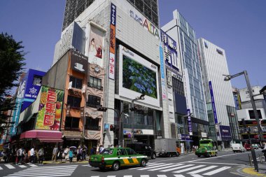 Harajuku İstasyonu, Shibuya, Tokyo, Japonya yakınlarındaki mağazalar ve iş binalarıyla şehir manzarası