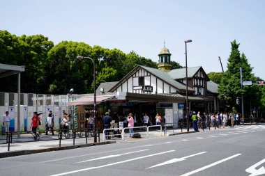 Harajuku tren istasyonunun ön cephesi, Shibuya, Tokyo, Japonya