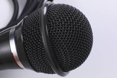 Ayrıca çubuk mikrofon olarak da adlandırılan el mikrofonunun yakın görüntüsü