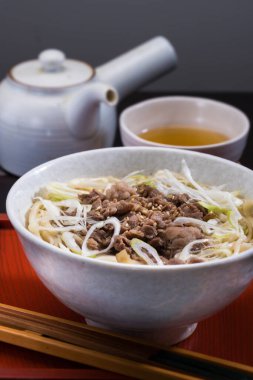 Çay takımının yanında şehriye çorbası.