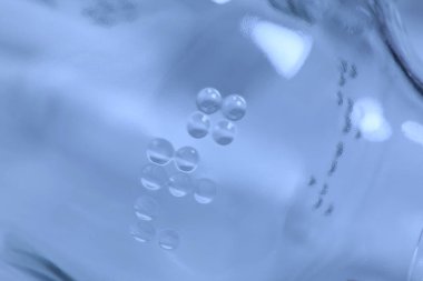 Beyaz arka plandaki cam şişeyi kapat.