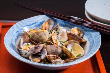 Haşlanmış midye, otlar ve sarımsak, yakın çekim.