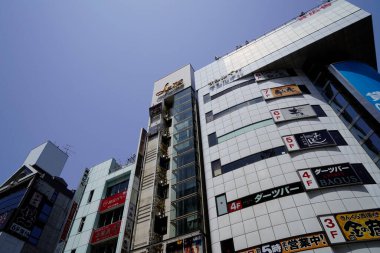 Güneşli bir günde modern binaların sokak manzarası, Tokyo, Japonya