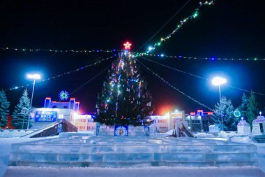 Noel ağacıyla kışın manzarası