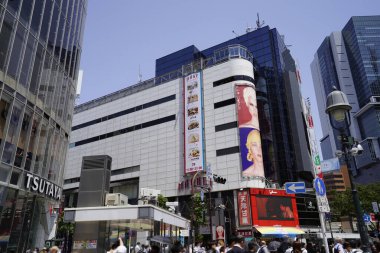 Güneşli bir günde modern binaların sokak manzarası, Tokyo, Japonya