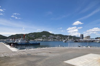 Nagasaki Limanı 'nda büyük gemileri olan feribot terminali..