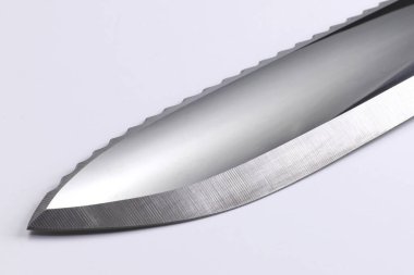 Beyaz arka planda tırtıklı kenarı olan bıçak bıçağı.