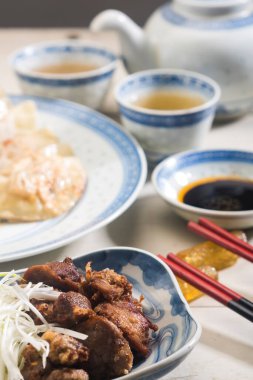 Soya soslu Çin mantısı ve masada et.