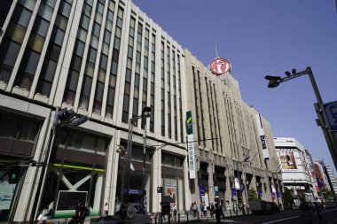 Harajuku İstasyonu, Shibuya, Tokyo, Japonya yakınlarındaki mağazalar ve iş binalarıyla şehir manzarası