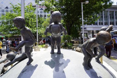 Japon şehir parkındaki anıt, gündüz manzaralı.  