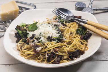 Mantarlı ve parmesanlı lezzetli makarna.