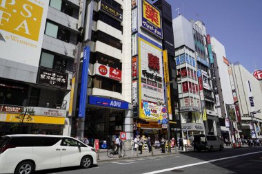 Harajuku İstasyonu, Shibuya, Tokyo, Japonya yakınlarındaki mağazalar ve iş binalarıyla şehir manzarası