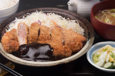 Lahana salatası ve soslu dilimlenmiş domuz pirzolası