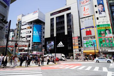 Güneşli bir günde modern binaların sokak manzarası, Tokyo, Japonya