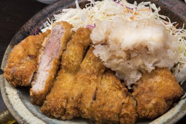 Parçalanmış lahana ile birlikte kızarmış domuz pirzolası.