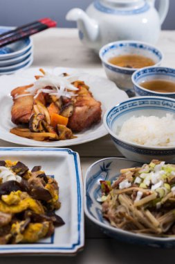 Tabaklar dolusu yemek ve kase pirinç.