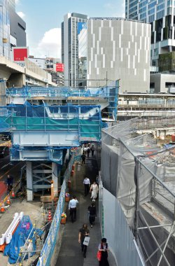 Shibuya istasyonunun güney çıkışındaki sokak manzarası, Japonya