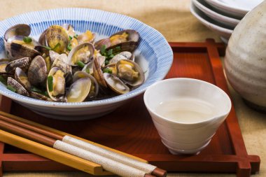 Haşlanmış midye, otlar ve sarımsak, yakın çekim.