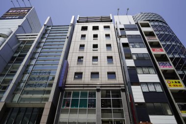 Güneşli bir günde modern binaların sokak manzarası, Tokyo, Japonya