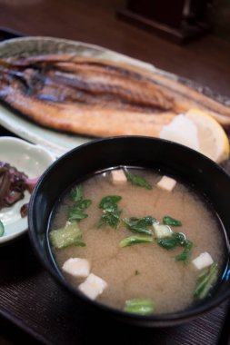 Izgara balık tabağının yanında miso çorbası.