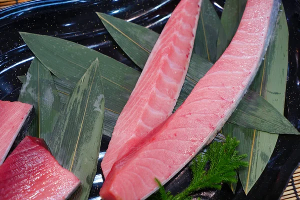Roher Lachs Sashimi Auf Blättern Japanisches Essen — Stockfoto