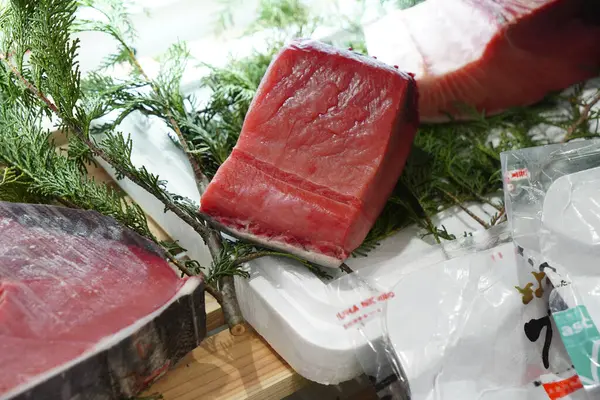 Raw Salmon Sashimi Leaves Japanese Food — Stock Photo, Image
