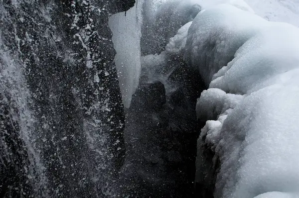 Eine Person Steht Einem Tiefen Loch Schnee — Stockfoto