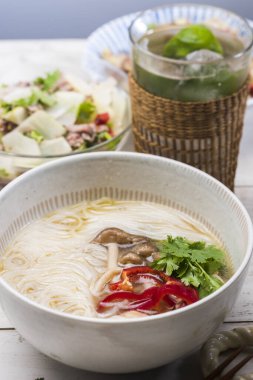 Bir kase çorba ve yanında salata.