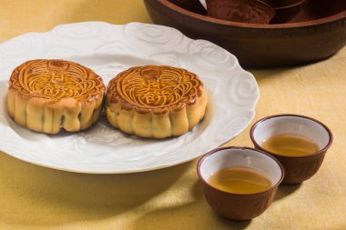 Çay fincanı ve iki Çin ay çöreği, Çin pastanesi ürünleri geleneksel olarak güz festivalinde yenir.