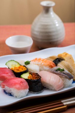 Bir tabak suşi ve küçük bir kase sos.