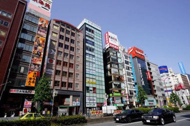 Mimari ve trafiği olan Japon şehrinin gündüz manzarası 