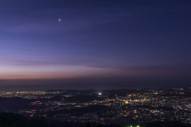 Şehrin güzel gece manzarası 
