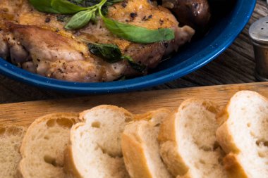 Dilimlenmiş ekmek, mantarlı kızarmış tavuk ve patates.