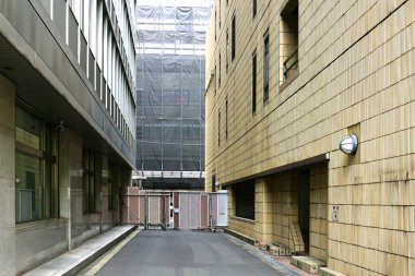 Japon şehrinin caddesindeki modern binaların gündüz görüşü 