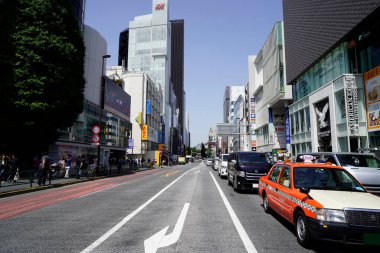 Harajuku İstasyonu, Shibuya, Tokyo, Japonya yakınlarındaki mağazalar ve iş binalarıyla şehir manzarası