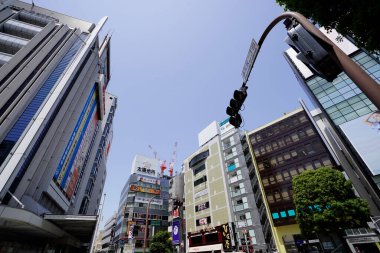 Güneşli bir günde modern binaların sokak manzarası, Tokyo, Japonya